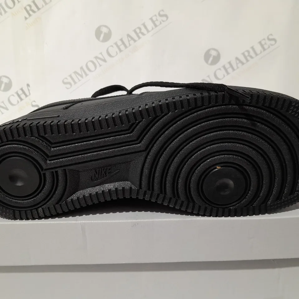 NIKE AIR FORCE 1 TRAINERS IN BLACK - UK 9