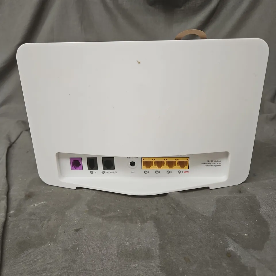 SKY HUB/ROUTER - WHITE, 4X LAN + WAN, HOME NETWORKING & CONNECTIVITY