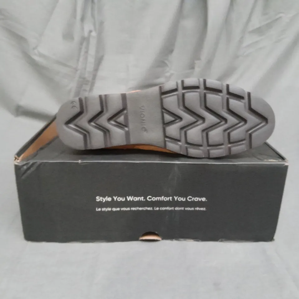 BOXED PAIR OF VIONIC LARSON LACE UP BOOTS IN TOFFEE SIZE 6 