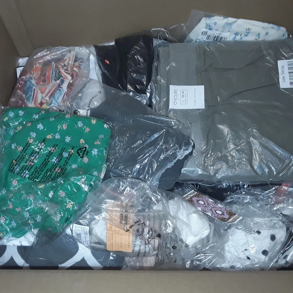 LARGE QUANTITY OF ASSORTED CLOTHING ITEMS TO INCLUDE MISSGUIDED, LOVE YOURS AND BOOHOO