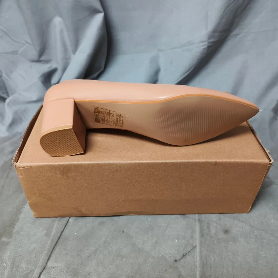 WOMEN'S NUDE LEATHER PUMP WITH BLOCK HEEL – POINTED TOE. UK SIZE 5