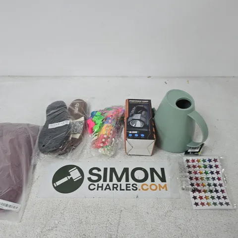 BOX OF APPROXIMATELY 15 ASSORTED ITEMS INCLUDING A KEPLIN 1.8L PLASTIC WATERING CAN, SOME STAR STICKERS AND A PORTABLE LAMP