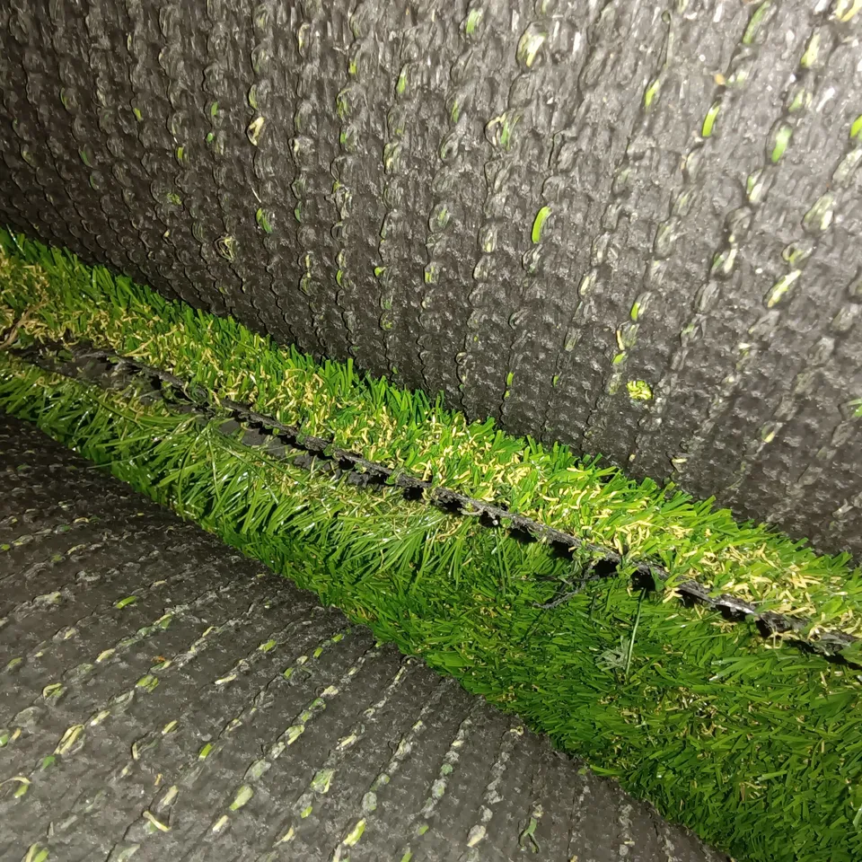 ROLL OF ARTIFICIAL GRASS - 4 X 6M