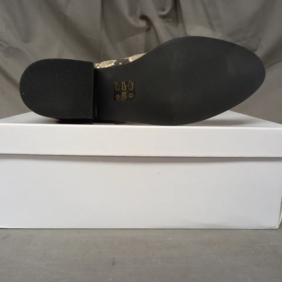BOXED STEVE MADDEN CADE LEATHER ANKLE BOOT IN BEIGE EU SIZE 37 (ONE SHOE ONLY)