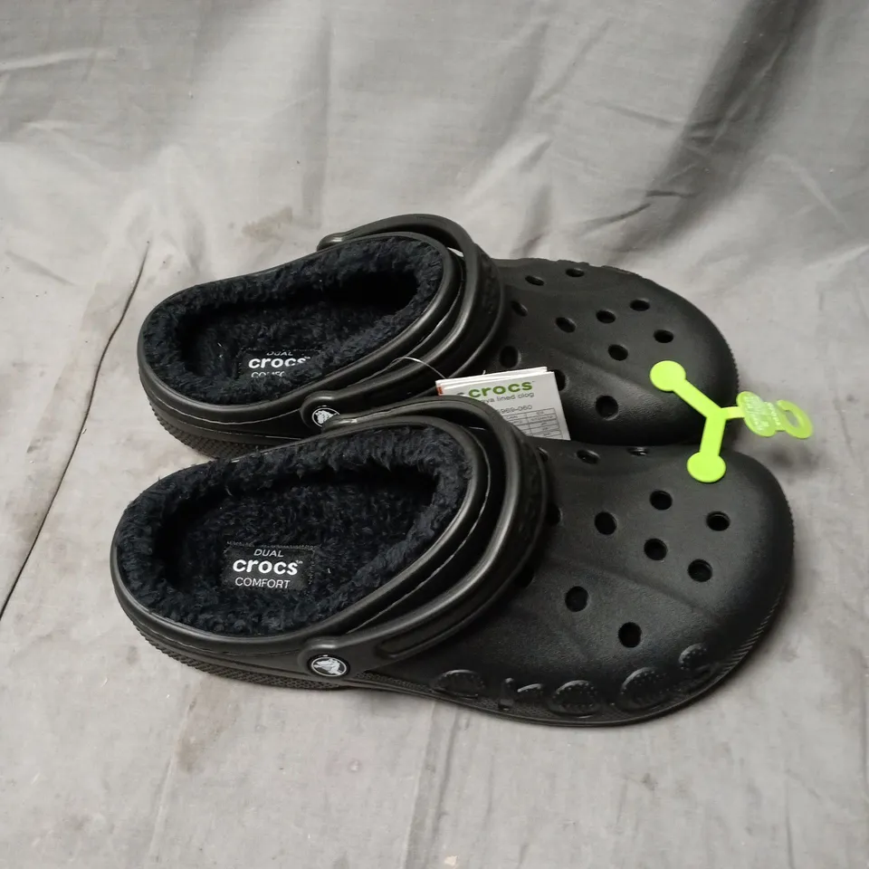 CROCS BLACK LINED CLOGS – DUAL COMFORT, TAG ATTACHED SIZE M9 W11 UNBOXED