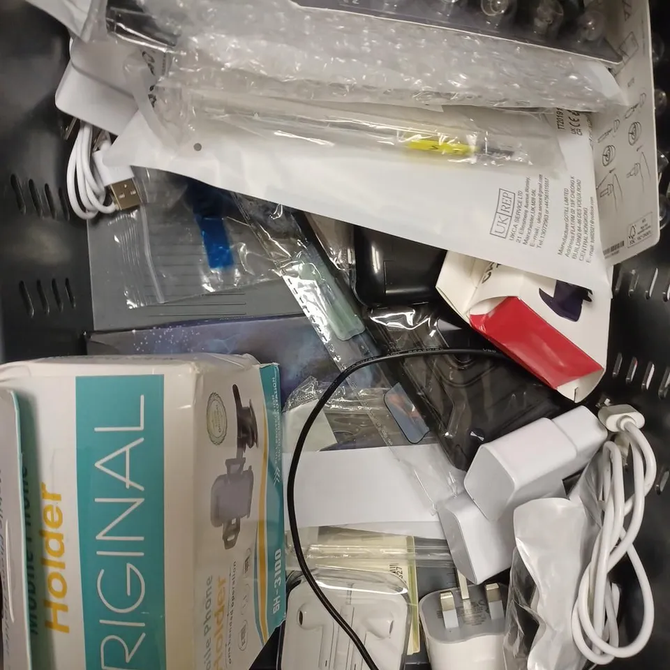 BOX OF APPROXIMATELY 25 ASSORTED MOBILE PHONE/TABLET ACCESSORIES TO INCLUDE PHONE HOLDER, EARPHONES, SCREEN PROTECTORS ETC
