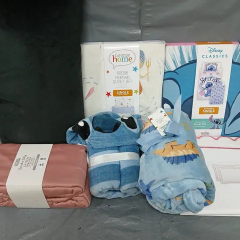 BOX OF APPROXIMATELY 10 ASSORTED BEDDING & SOFT FABRICS ITEMS TO INCLUDE - STITCH SINGLE DUVET SET - SATEEN FITTED SHEET - CUSHION - ETC