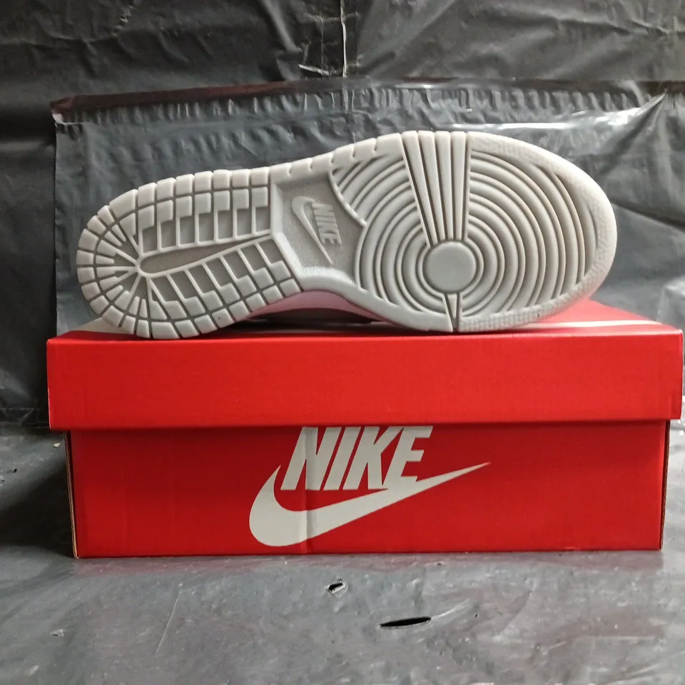 BOXED PAIR OF NIKE DUNK LOW GS GG TRAINERS IN GREY/WHITE/LIGHT BLUE SIZE UK 5