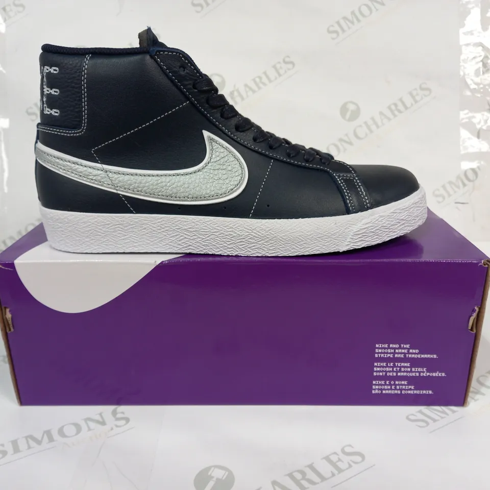 BOXED PAIR OF NIKE ZOOM BLAZER MID MS QS SHOES IN NAVY/GREY UK SIZE 8.5