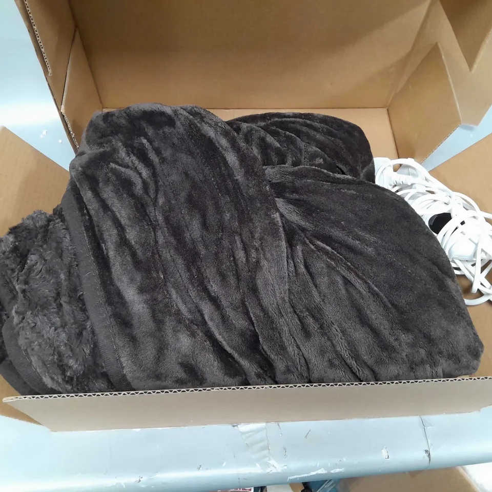 BOXED COZEE HOME FAUX FUR HEATED THROW IN CHOCOLATE