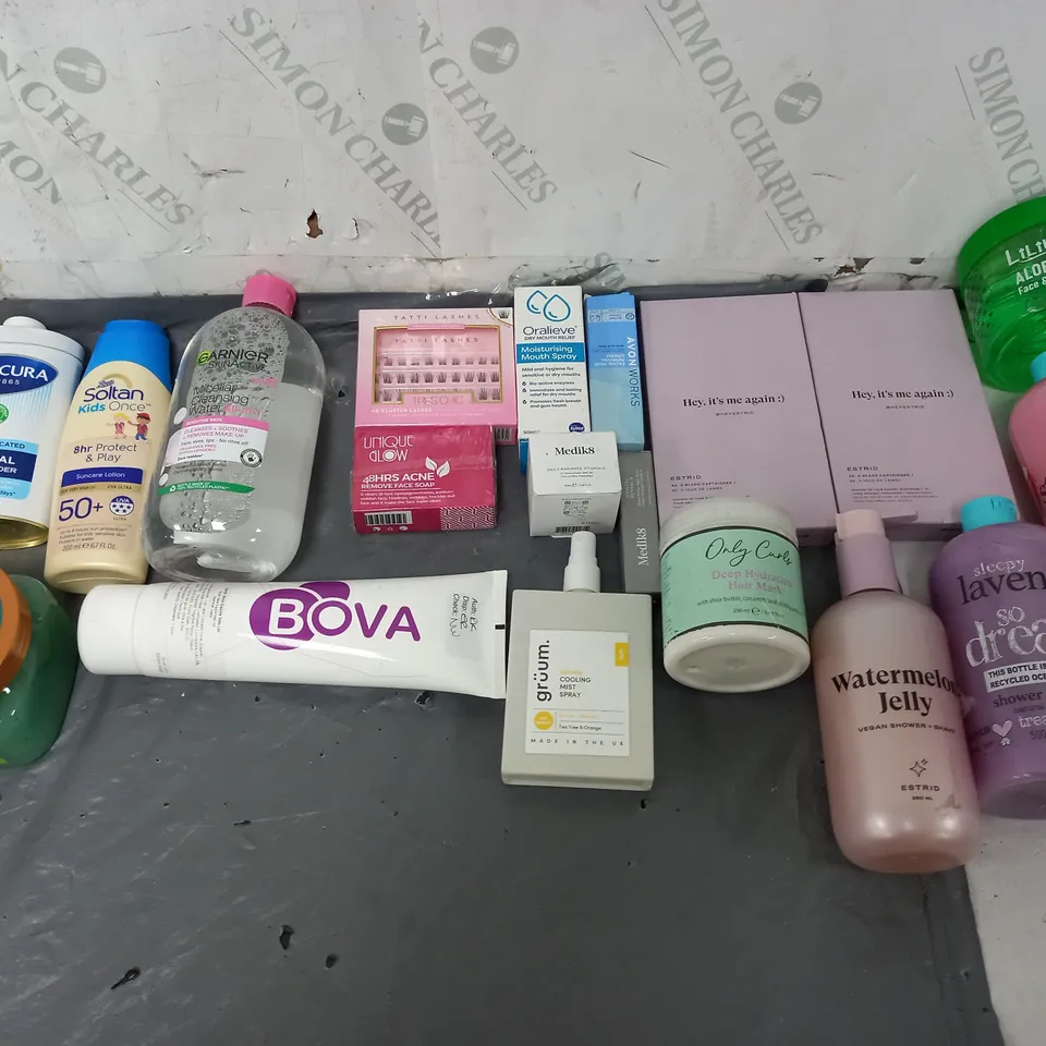 BOX OF APPROXIMATELY 12 ASSORTED COSMETIC ITEMS TO INCLUDE - ESTRID BLADES - SHEA SUGAR SCRUB - WATERMELON JELLY GEL ETC. 