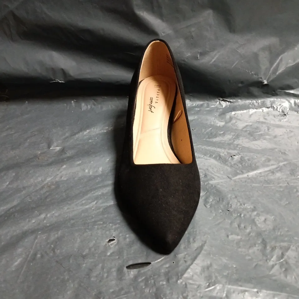 BOXED PAIR OF PAPAYA COMFORT POINTED TOE LOW SLIP-ON HEELS IN BLACK SIZE 7