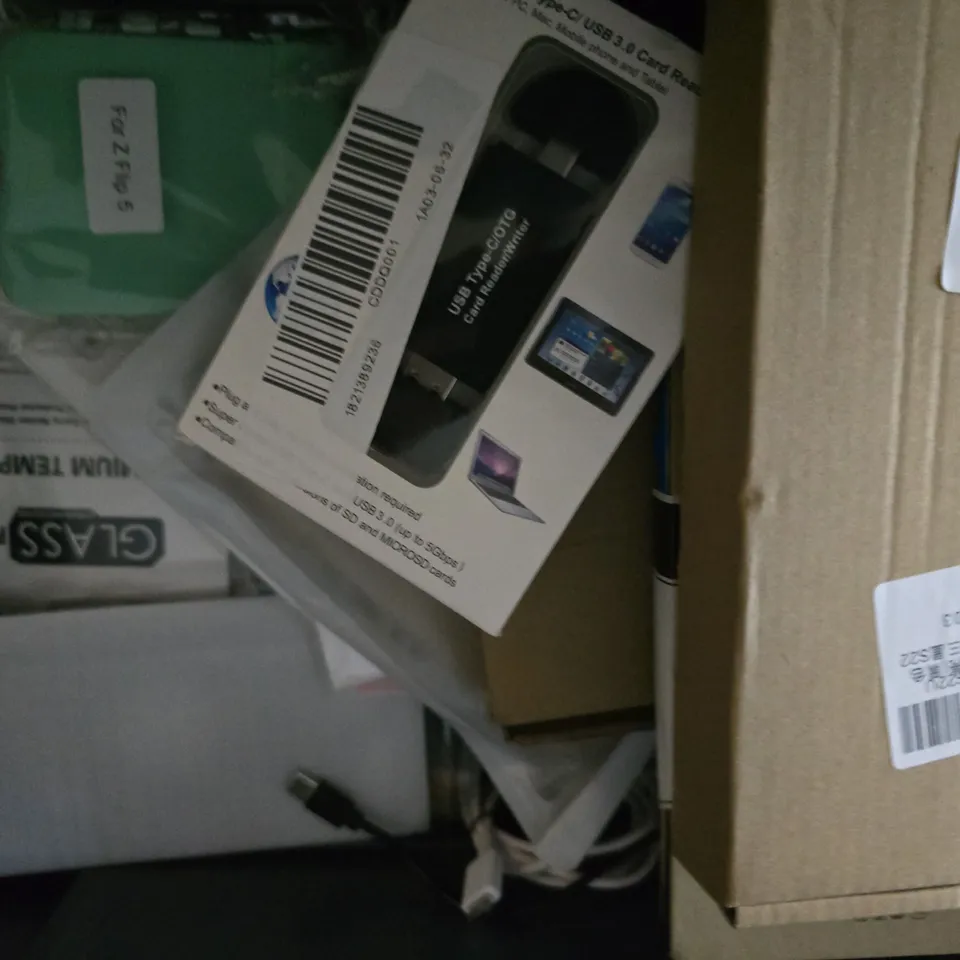 APPROXIMATELY 15 ASSORTED ITEMS TO INCLUDE - PHONE CASES , POWER BANK , USB-C TO USB-C CABLE  ETC