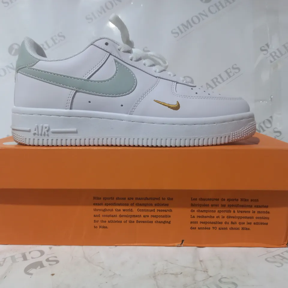 BOXED PAIR OF NIKE AIR FORCE 1 SHOES IN WHITE/GREY UK SIZE 7