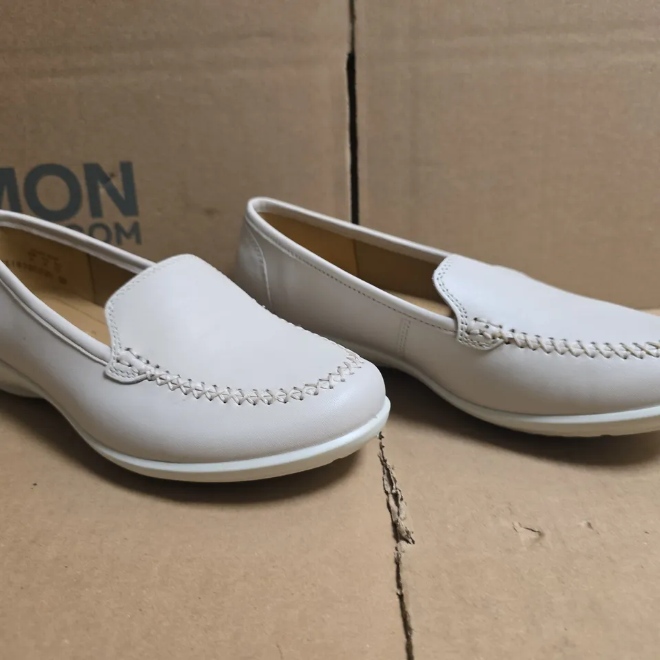 BOXED PAIR OF HOTTER LOAFERS IN CREAM SIZE UK 4