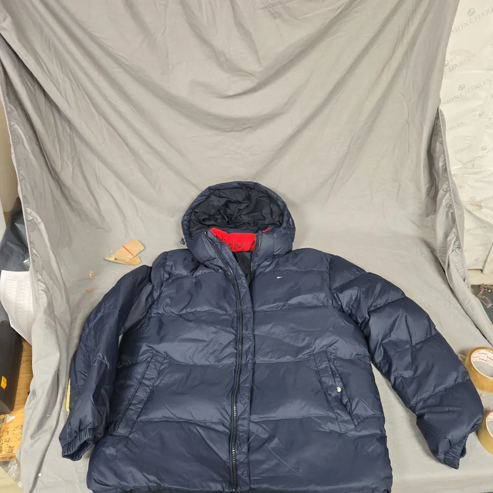TOMMY JEANS NAVY PUFFER JACKET – MEN'S, UK M (M)