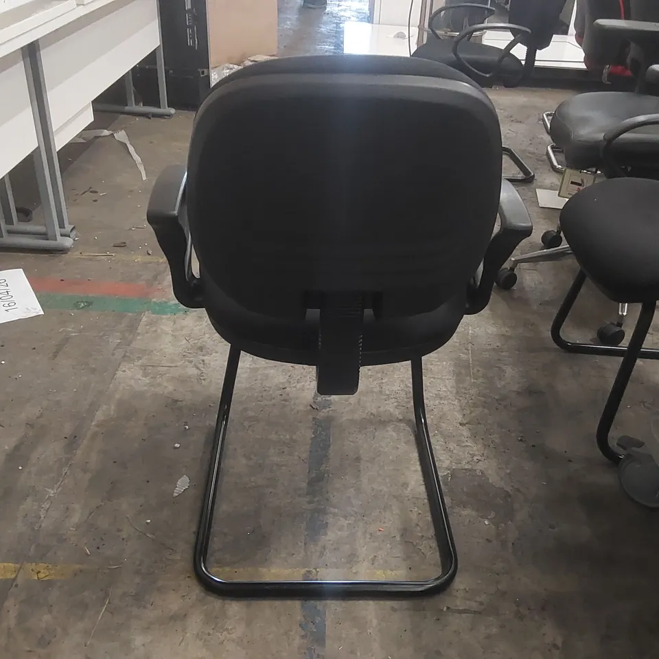 BLACK UPHOLSTERED OFFICE CHAIR