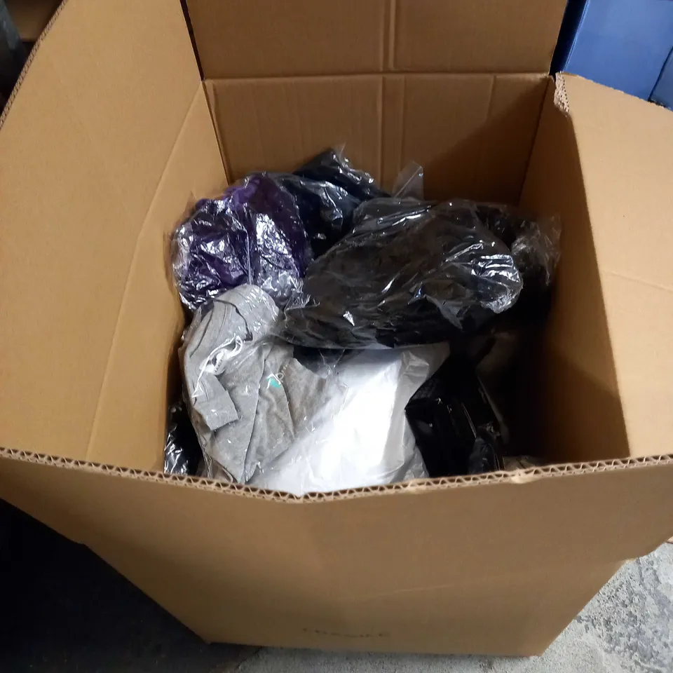 LOT OF APPROX 25 ASSORTED CLOTHING ITEMS VARYING IN SIZE/COLOUR/STYLE TO INCLUDE: TROUSERS, TOPS, DRESSES