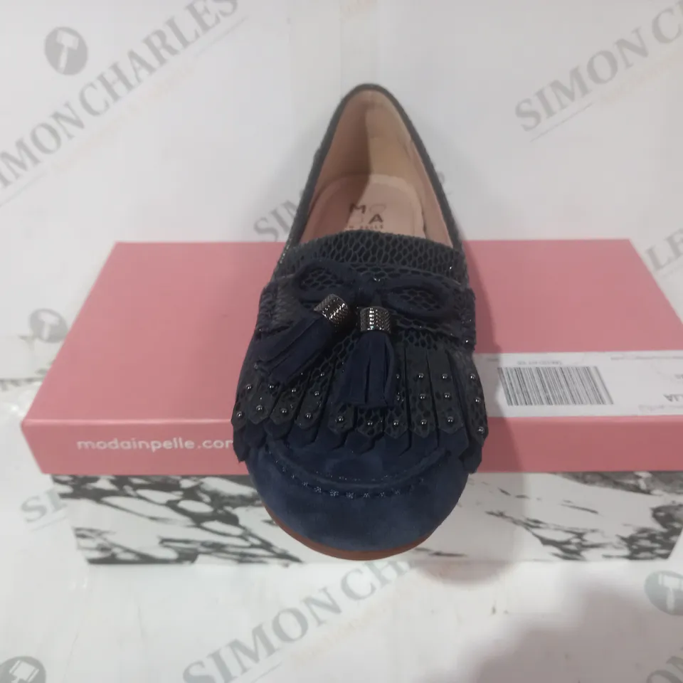 BOXED PAIR OF MODA IN PELLE ETHELIA NAVY SUEDE SHOES SIZE 6