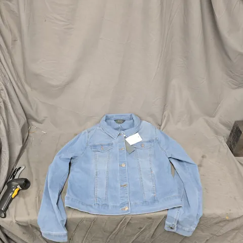 RUTH LANGSFORD FASHION LIGHT-WASH DENIM JACKET, UK 14 (US 10)