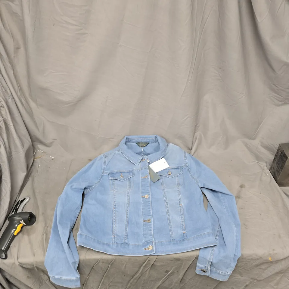 RUTH LANGSFORD FASHION LIGHT-WASH DENIM JACKET, UK 14 (US 10)