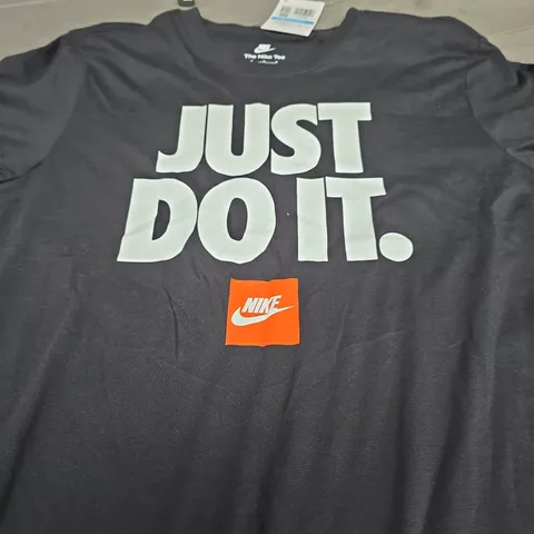 NIKE GRAPHIC TEE - SIZE M