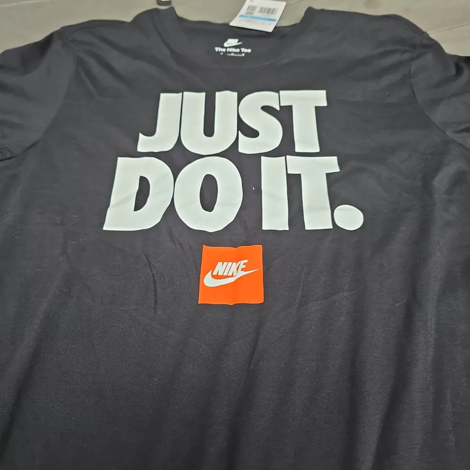 NIKE GRAPHIC TEE - SIZE M 