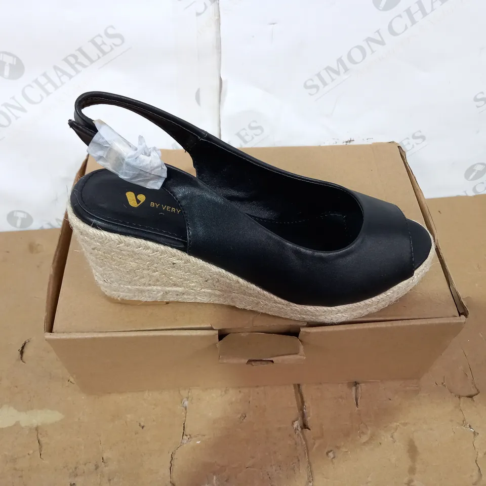 BOXED PAIR OF DESIGNER BLACK WEDGE SHOES SIZE 5