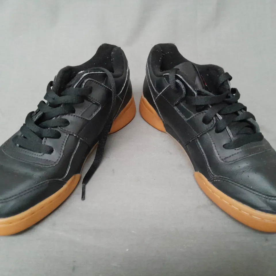 PAIR OF REEBOK SHOES IN BLACK UK SIZE 5.5