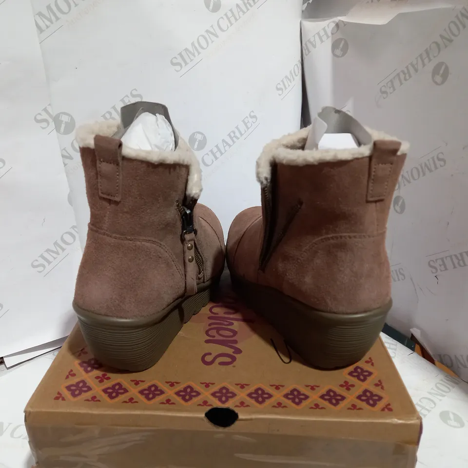 SKECHERS AIR-COOLED MEMORY FOAM WEDGE ANKLE BOOTS - SIZE 6.5 