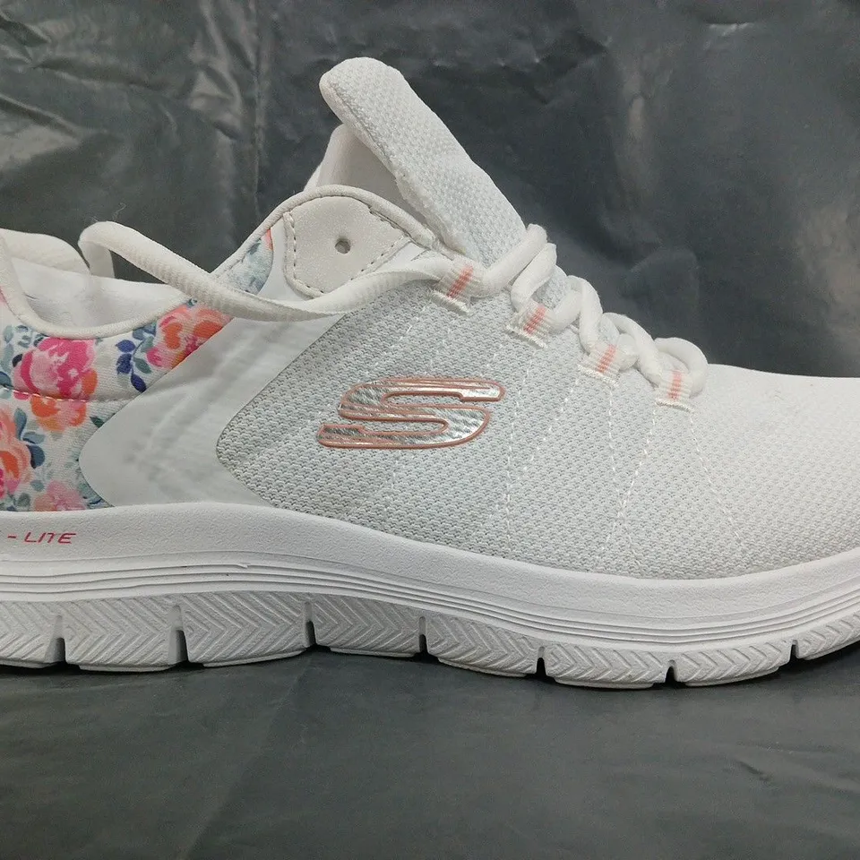 BOXED PAIR OF SKECHERS 4.0 LACE UP TRAINERS IN WHITE/FLORAL SIZE 7