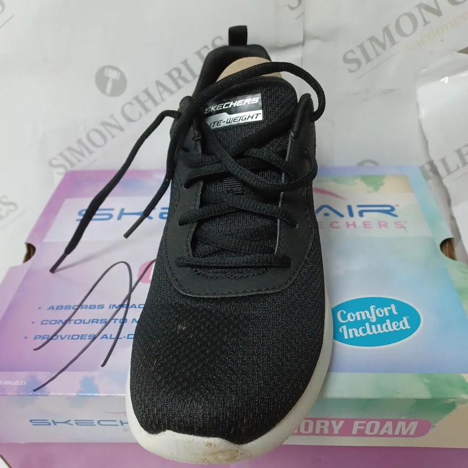 BOXED SKECHERS AIR DYNAMIC TRAINER BLACKERS, BLACK - SIZE 6