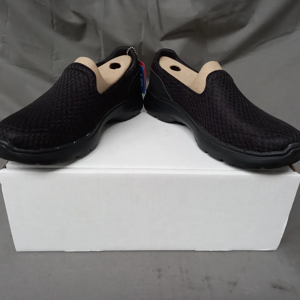 BOXED PAIR OF SKECHERS GO WALK 6 SHOES IN BLACK SIZE 6 