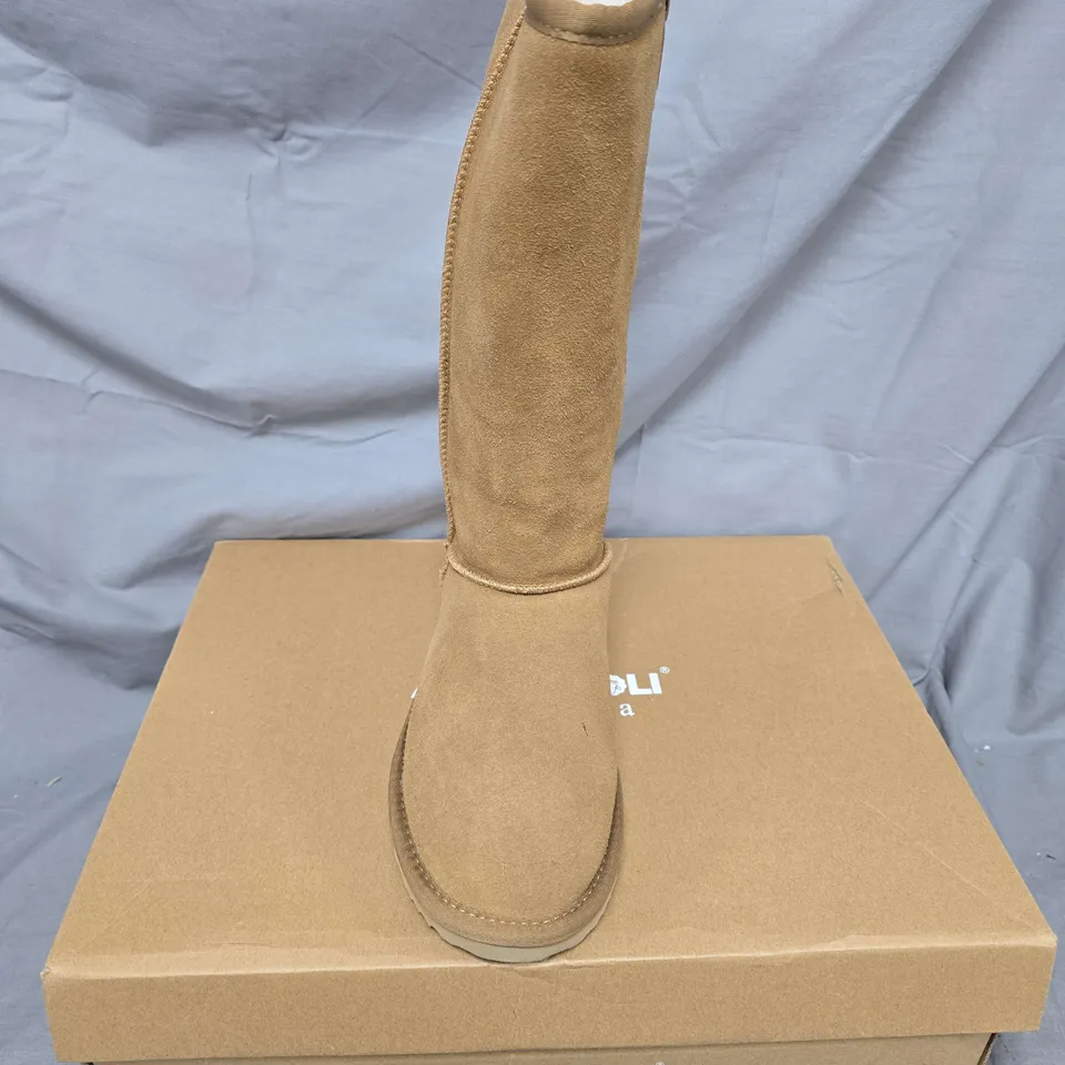 BOXED PAIR OF AUS WOOLI NEWTON BOOTS IN CHESTNUT - UK 6