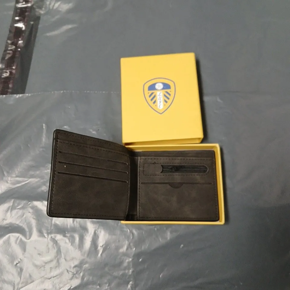 LEEDS UNITED FC LEATHER WALLET – BI-FOLD WITH CREST BADGE (BOXED)