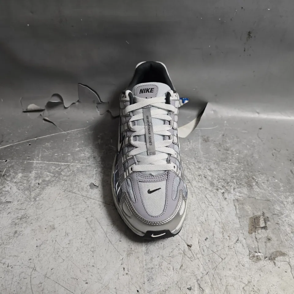 UNBOXED PAIR OF NIKE BOWERMAN SERIES RIDELINER TRAINERS IN SILVER - UK 7.5