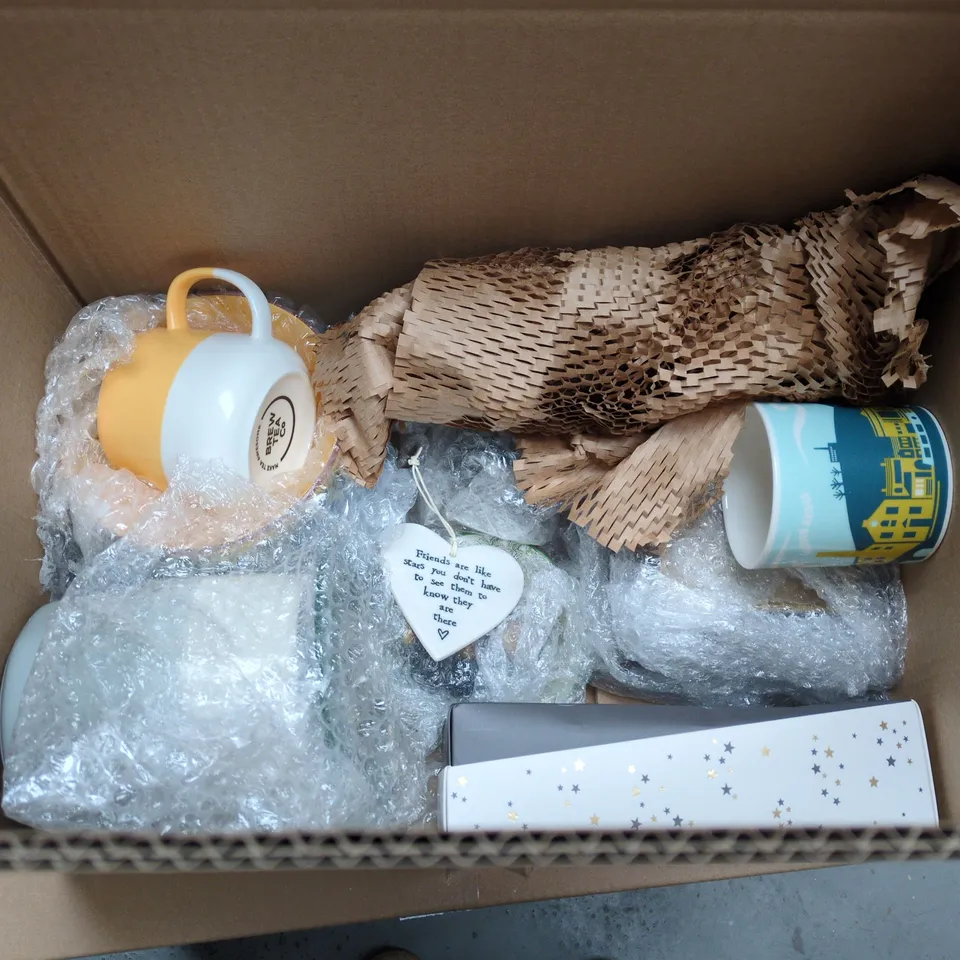 LOT OF APPROXIMATELY 20 ASSORTED POTTERY ITEMS TO INCLUDE MUGS, WALL CLOCK AND A GLASS HAND WASH PUMP BOTTLE