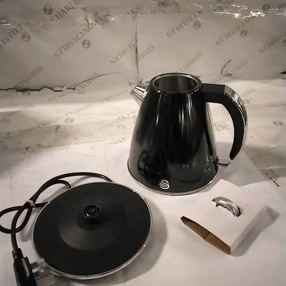 BOXED SWAN RETRO 1.5L JUG KETTLE