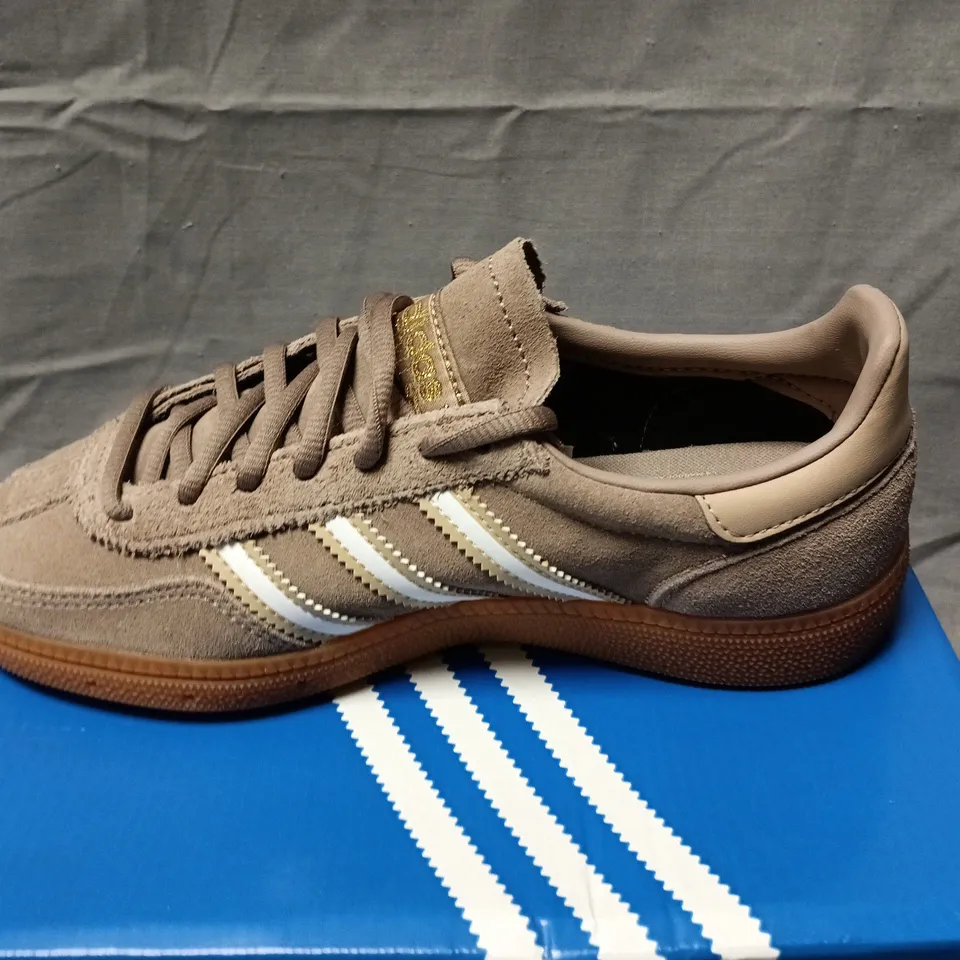 BOXED ADIDAS HANDBALL SPEZIAL J TRAINERS – BROWN SUEDE, UK 4