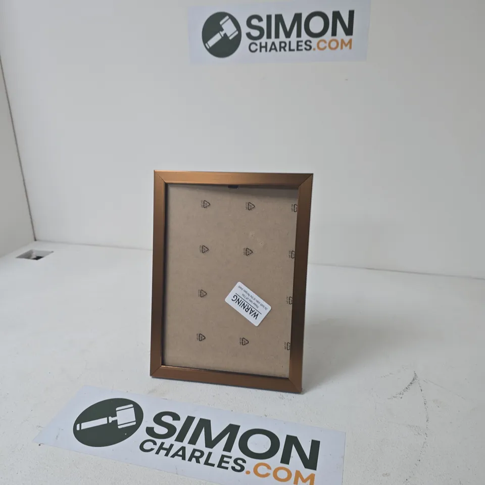 APPROXIMATELY 20 ASSORTED HOUSEHOLD ITEMS INCLUDING WRAP STICKS AND PHOTO FRAME 