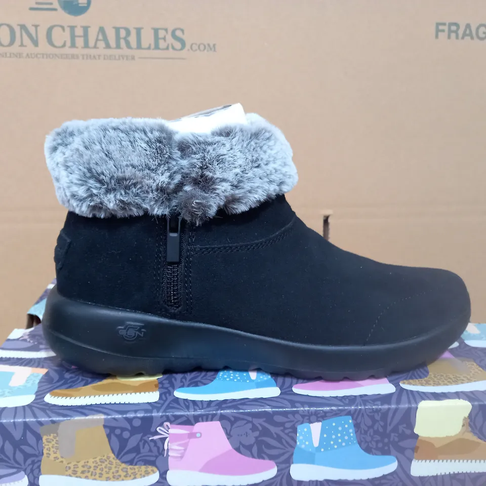 BOXED PAIR OF SIZE 5 SKECHERS SHOES