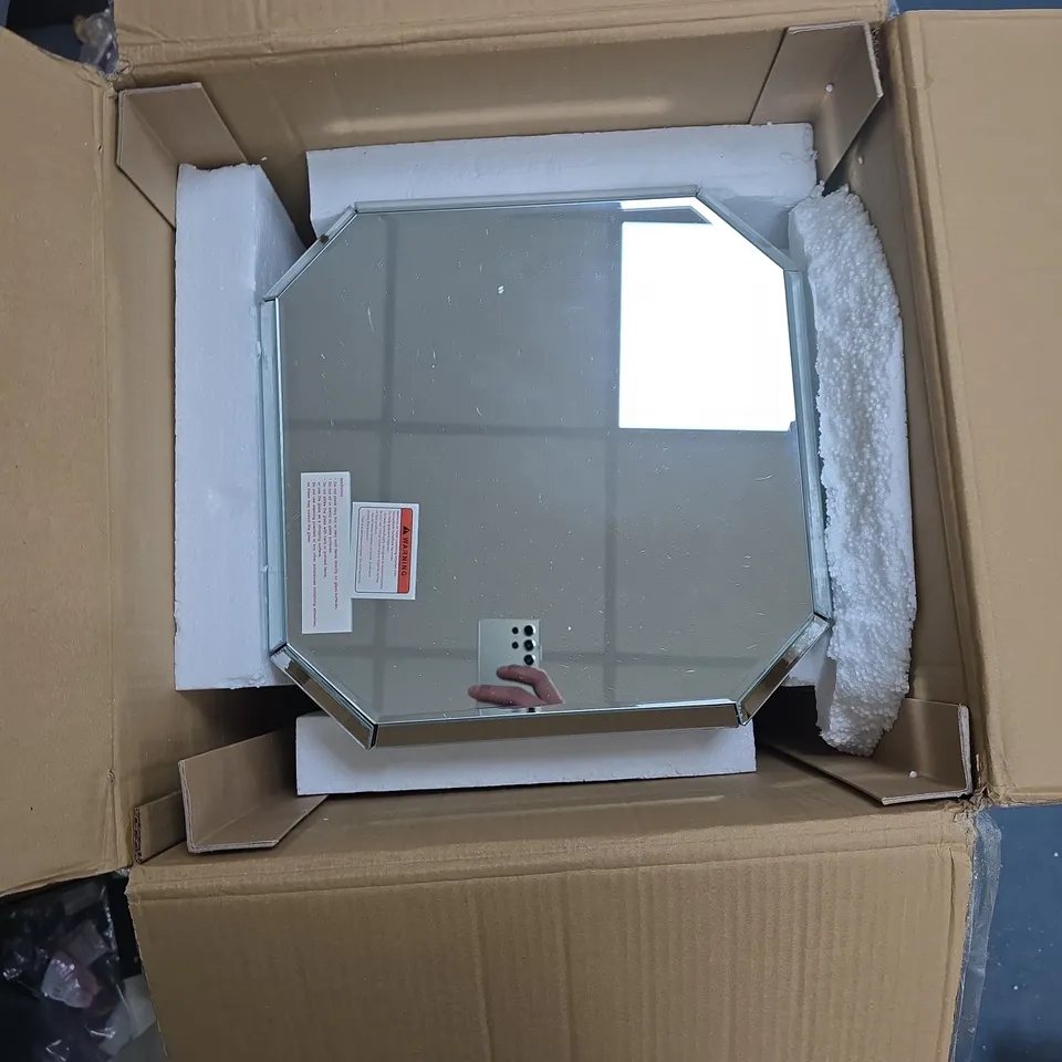 PLINTH LAMP TABLE – GLASS, ONE SIZE 