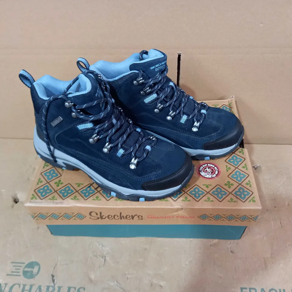 BOXED PAIR OF SKECHERS- SIZE 4