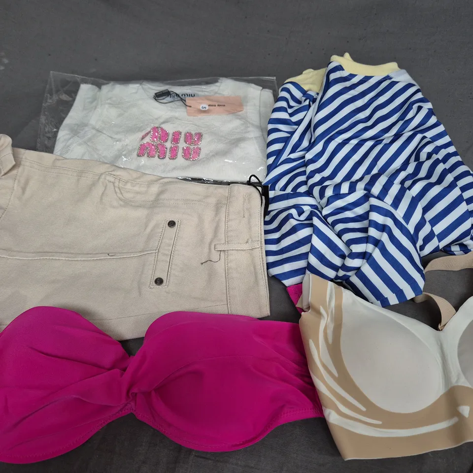 APPROXIMATELY 20 ASSORTED CLOTHING ITEMS IN VARIOUS SIZES TO INCLUDE - BRA , SHORTS , TOP ETC