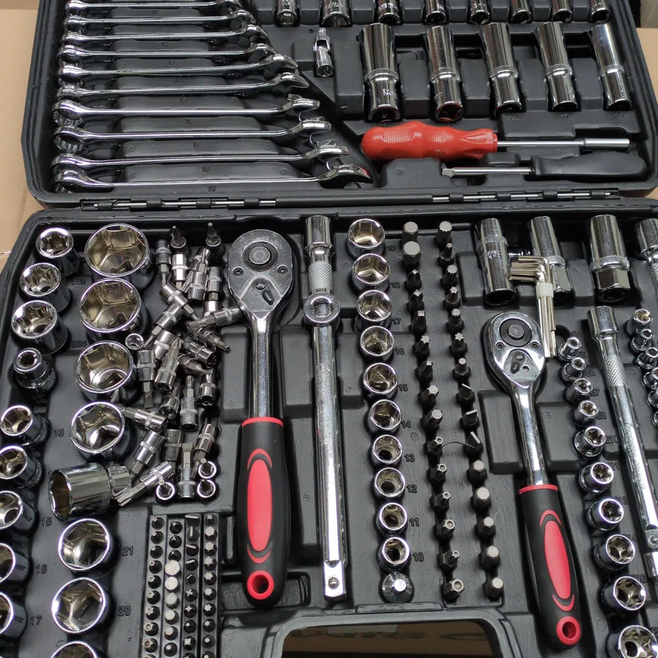 216-PIECE SOCKET SET IN A BLACK CASE