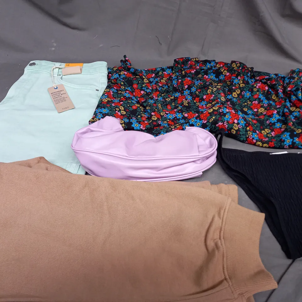 BOX OF APPROXIMATELY 25 ASSORTED CLOTHING ITEMS TO INCLUDE - SHORTS , BAG , TROUSERS ETC