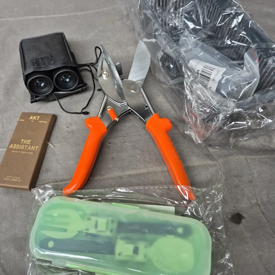 APPROXIMATELY 15 ASSORTED HOUSEHOLD ITEMS TO INCLUDE BINOCULARS, STORAGE CONTAINER, TUBE SQUEEZE KEY ETC 