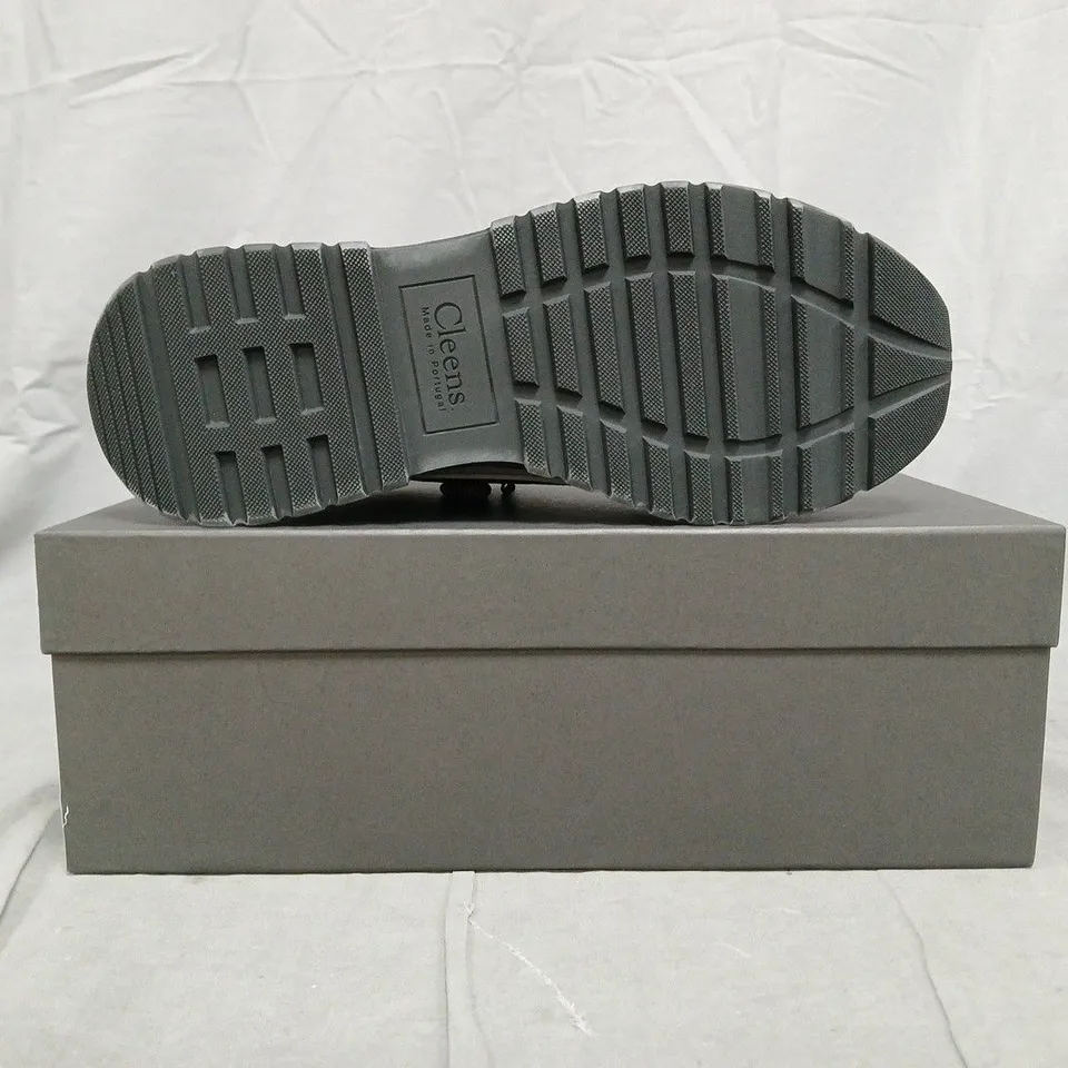 BOXED PAIR OF CLEENS ESSENTIAL RUNNER EVO TRAINERS IN RAVEN SIZE UK 8