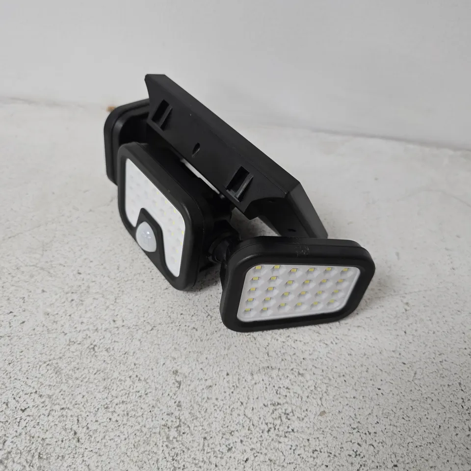 SOLAR POWERED OUTDOOR LED LIGHT – TRI HEAD WITH MOTION SENSOR
