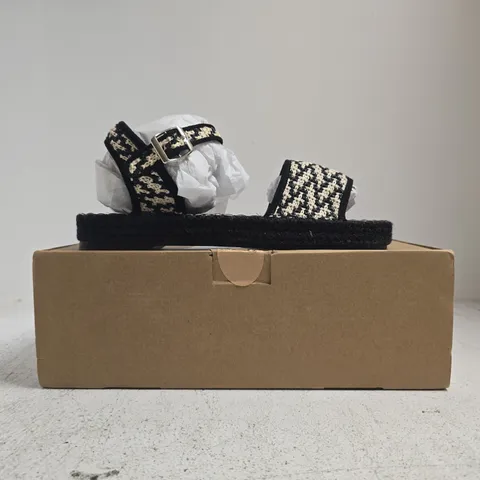 BOXED PAIR OF SIMPLY BE OPEN TOE SANDALS IN BLACK/BEIGE SIZE UK 5